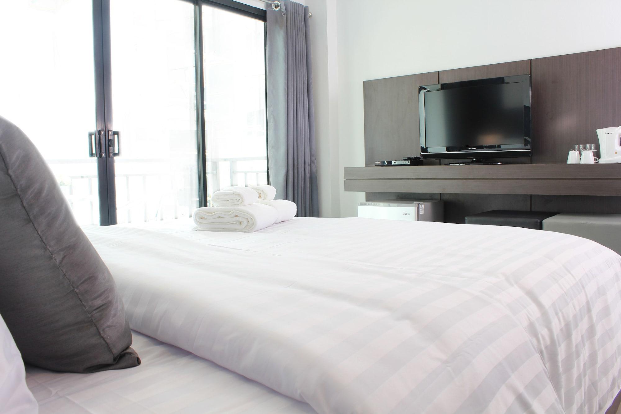 Hotel The Artist House Patong Esterno foto