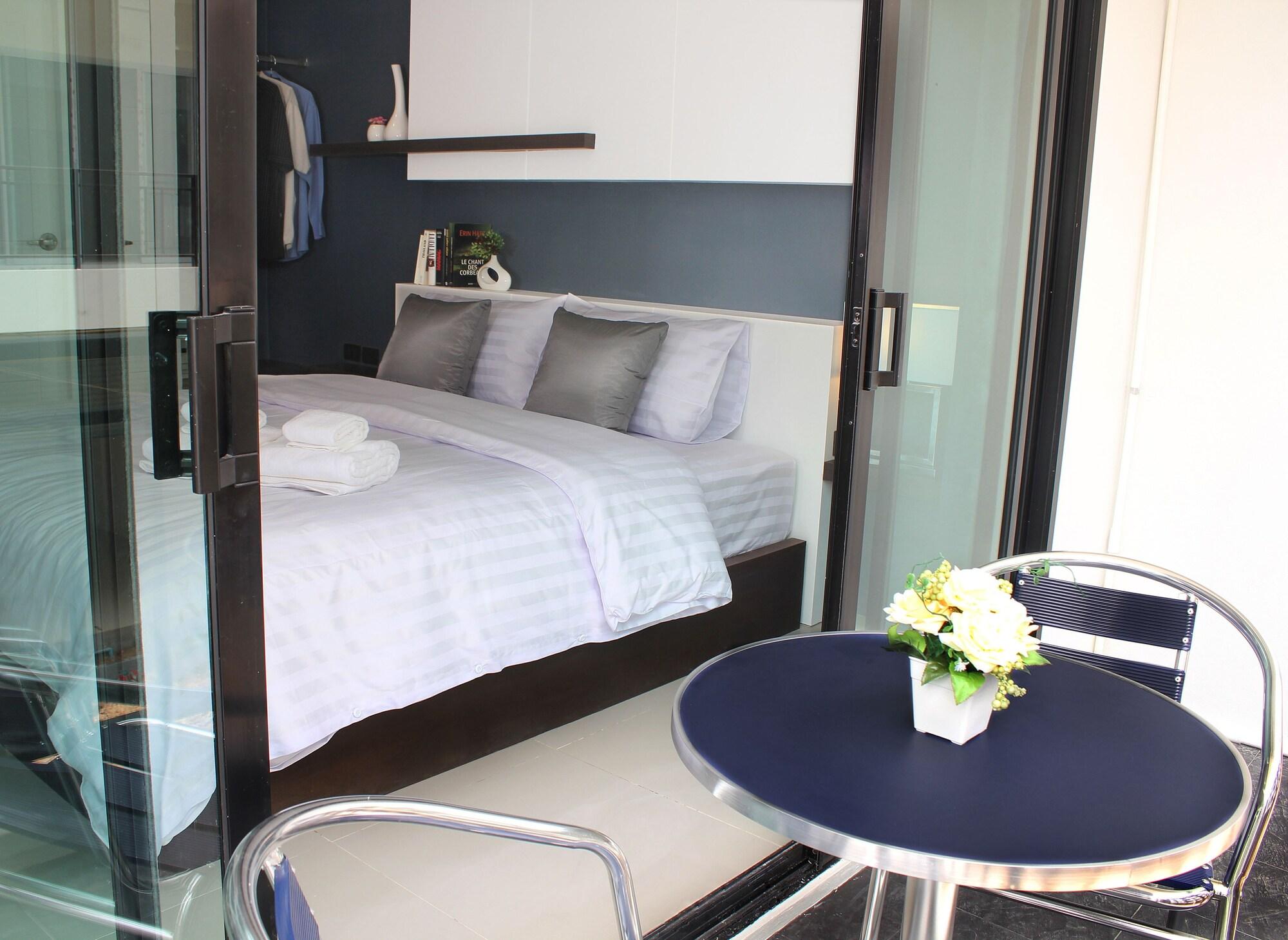 Hotel The Artist House Patong Esterno foto