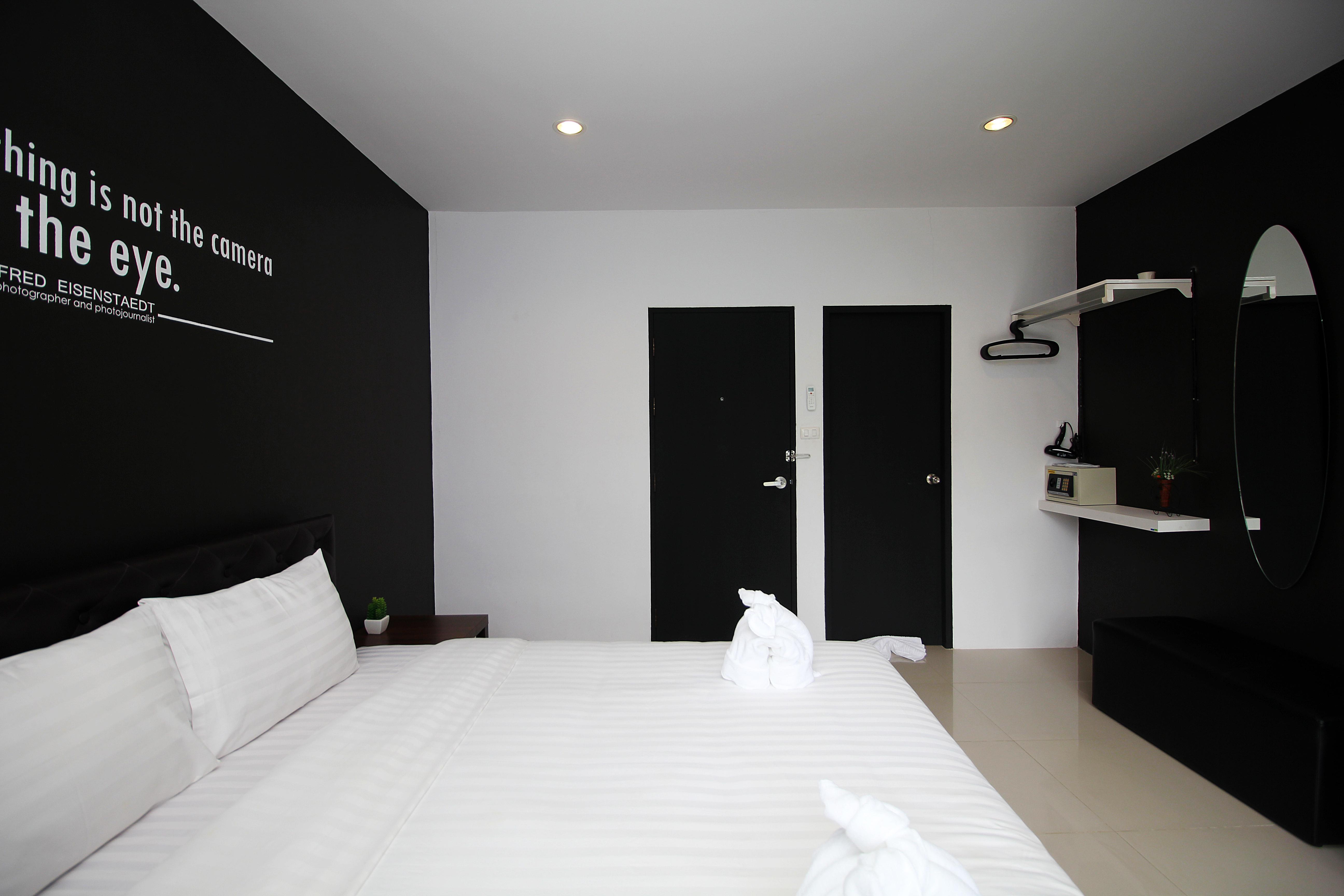 Hotel The Artist House Patong Esterno foto